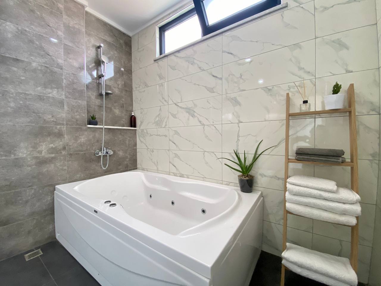 N°45 - Salam Résidence - 3 Chambres avec Jacuzzi Vue Mer, Piscine et Site Antique